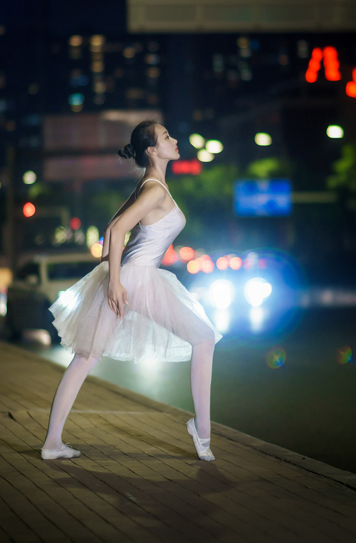 开云网页版-西甲联赛的国际广告合作策略，西甲场边广告